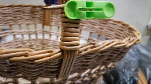 Очень простая ручка к корзине из газетных трубочек.