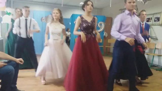 Танец выпускников с классным руководителем