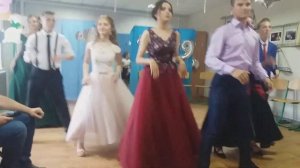 Танец выпускников с классным руководителем