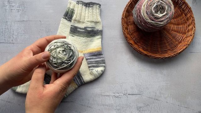 Вязальный влог. Бобинная носочная пряжа. Процессы: носки, кардиган. Ноябрь 2021 смотреть онлайн