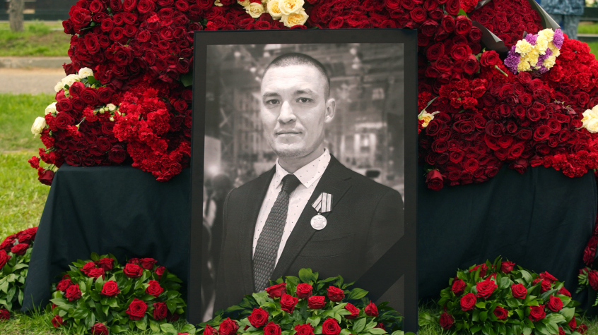 Военкора «Известий» Еремина похоронили на Троекуровском кладбище