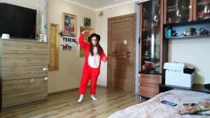 Валерия танцует. Самостоятельная импровизация.