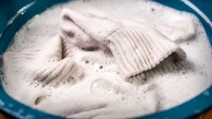 За три минуты как отстирать белые носки в микроволновке