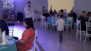 Брат поет на свадьбе сестре