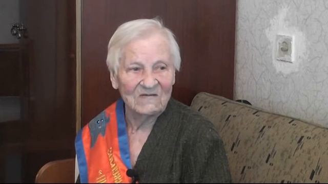 Заслуженного врача-стоматолога Надежду Кузнецову поздравили с 95-летием смотреть онлайн