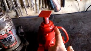 Бутылочный домкрат своими руками.