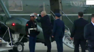 Трамп тщетно пытался вернуть солдату сорванную ветром фуражку‍