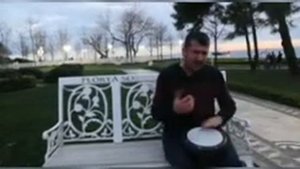 Мужик играет польку на барабане