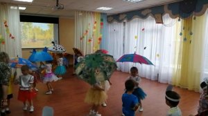 Танец с зонтиками. Средняя группа кружок "Весёлые ножки"