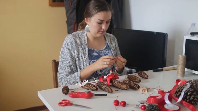 Новогодние декорации из шишек DIY / Гирлянда из шишек