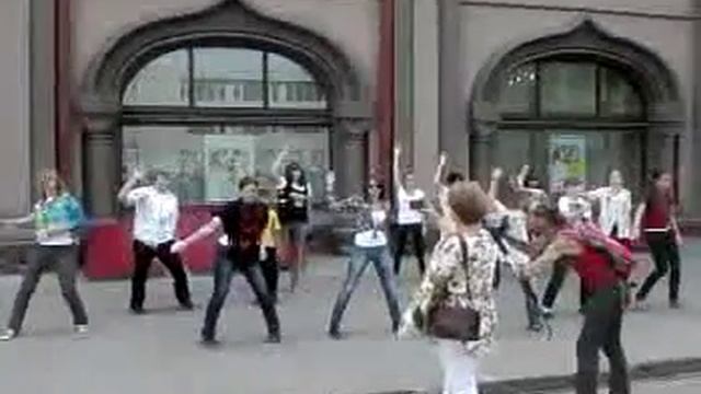 Флеш-моб, посвященный памяти Майклу Джексону смотреть онлайн