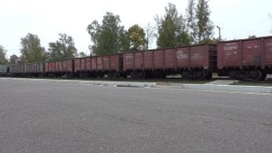 Редкий поезд из старых вагонов (турные вагоны?). Станция Дно