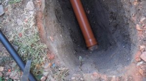 Укладка канализационной трубы и пробный слив