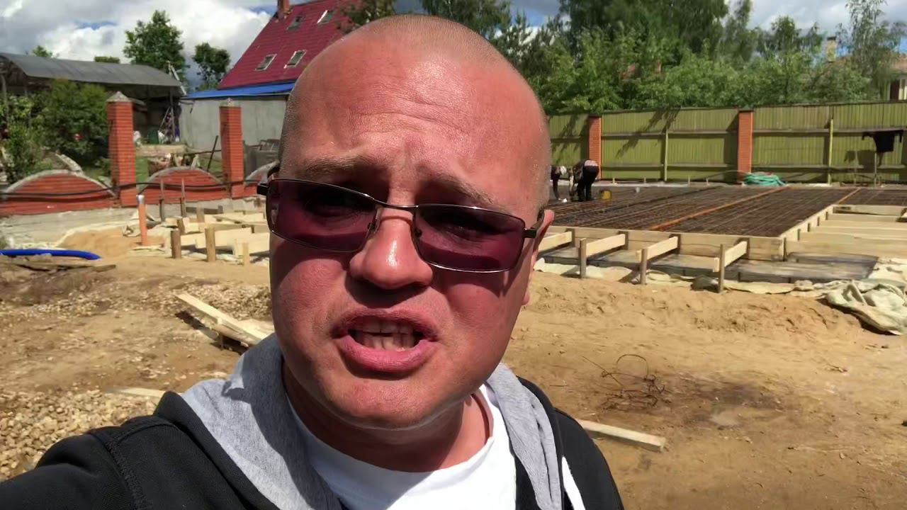 Арматурный каркас, опалубка и "маяки".