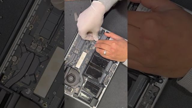 Replacing the battery for 2015 MacBook Pro A1502 Full Video @econoemxit смотреть онлайн