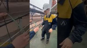 Дима завязывает узел