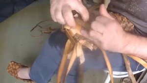 Как плести лапти на коленке береста+краснотал четверик носок.2серия.Секреты старинного ремесла.