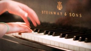 О чём-то дальнем неземном сгорая плачут свечи