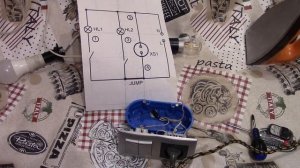 Как подключить двухклавишный выключатель с розеткой без заземления . Часть 1 .