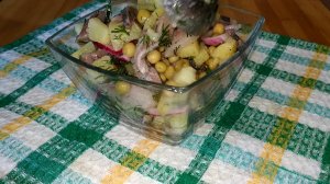 Идеальный баланс вкуса: рецепт простого и бюджетного салатика специально для любителей селедки!