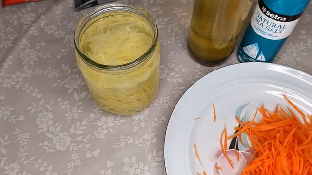 Салат из сырого картофеля с морковкой.