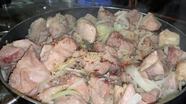 ОДИН РАЗ ГОТОВЛЮ ТАК МЯСО И ВСЮ НЕДЕЛЮ МЕНЯЮ ГАРНИРЫ / Жареное МЯСО с ЛУКОМ на СКОВОРОДЕ смотреть онлайн