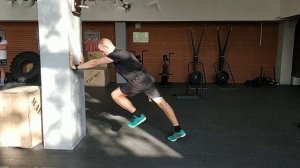 Шаг в упоре у стены