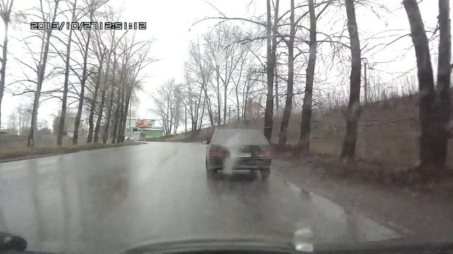 Пермь - ведро с болтами проезжает на красный свет