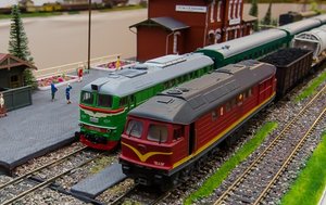 Гигантская Модель Железной дороги с поездами и транспортом