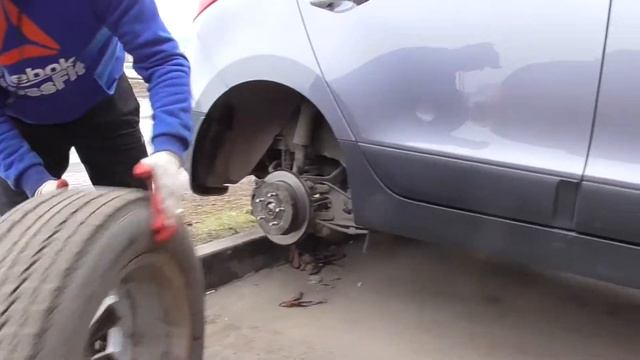 Меняем колёса на нашей машине! Шиномонтаж зимней резины на летнюю! смотреть онлайн