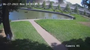 Российские ракеты попали в торговый центр Кременчуге. Видео камер наблюдения из парка рядом