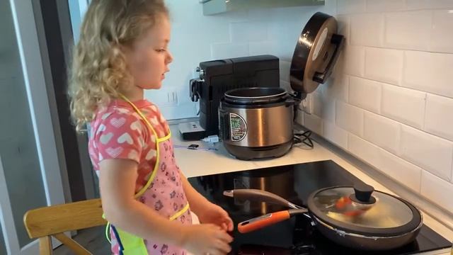 Тая готовит яичницу смотреть онлайн