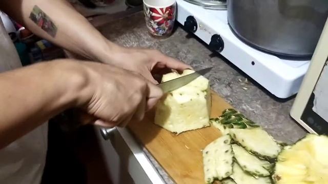 ? как правильно почистить ананас - Панас чистит Ананас и сделать сок из ананаса