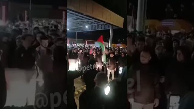 Дагестанка с флагом Палестины в руках призывает толпу к беспорядкам