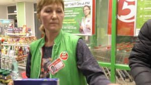 Директор Пятерочки не хочет возвращать деньги за просрочку / Ваня выведи их из магазина