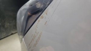 УБРАТЬ старый СКОТЧ с машины обезжиривателем. Оттереть следы скотча.