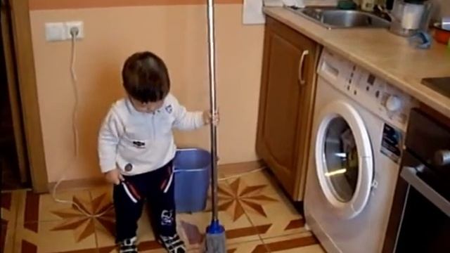 Помогаю мыть полы)) смотреть онлайн