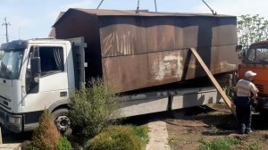 Перевозка гаража на садовом участке.