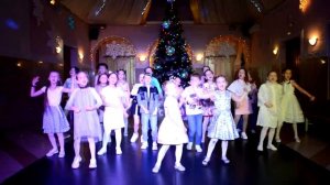 Новый год! Муз. В.Осошник, сл. Н.Осошник.Поздравление от младших групп ансамбля ""Ритмы Ретро".