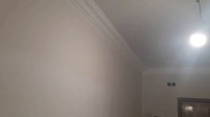Покраска потолочного плинтуса на натяжном потолоке.