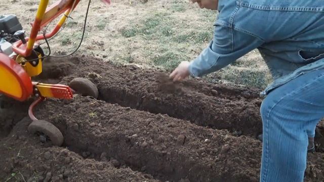 Работа мотокультиватором на садовом участке