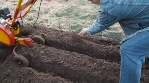 Работа мотокультиватором на садовом участке