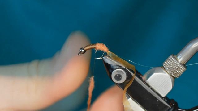 Личинка ручейника. Силуэтная мушка имитирующая множество насекомых . смотреть онлайн