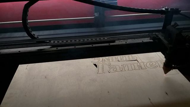 Вырезаем ЛАЗЕРОМ медальницу! Лазерная резка.