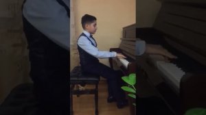 Талантливый мальчик играет на пианино