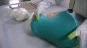 Много конфет ручной работы. Мастера делают конфеты.