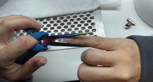 Ногти левой рукой самой себе