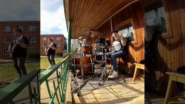 барабанщик круто крутит палочки и играет на барабанах смотреть онлайн