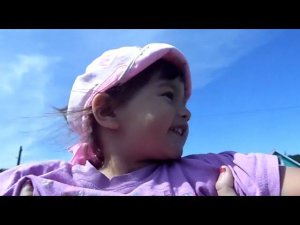 Настя с детками на улице (архивное видео)