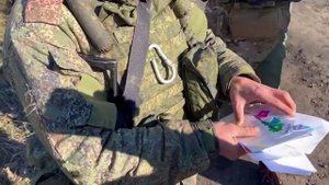 Бойцы на передовой читают письма от детей.